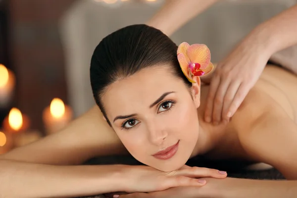 Jeune fille dans le salon de spa — Photo