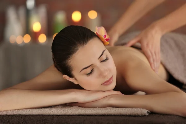 Chica joven en el salón de spa — Foto de Stock