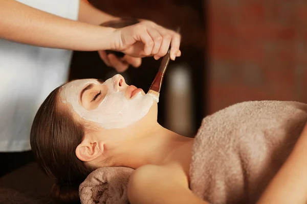 Jeune fille dans le salon de spa — Photo