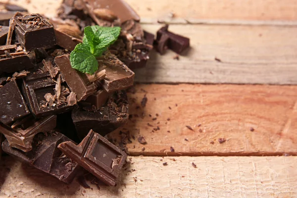 Trozos de chocolate con hojas de menta — Foto de Stock