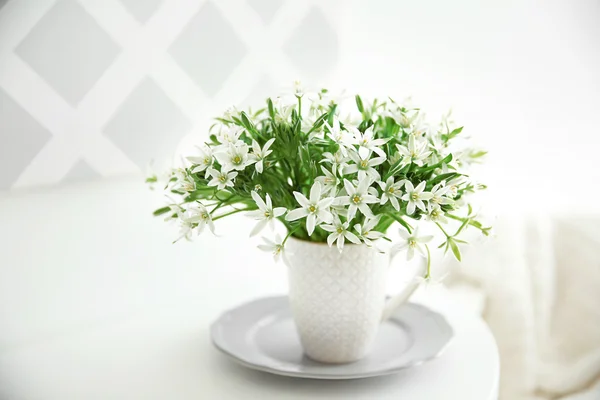 Boeket van kleine witte bloemen — Stockfoto