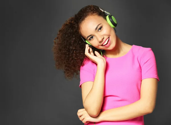 Mujer escuchando música —  Fotos de Stock