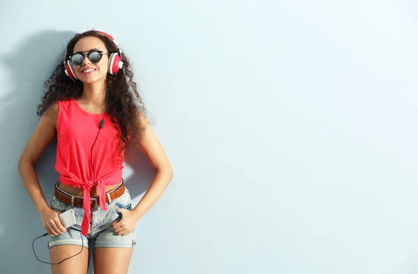 Mujer escuchando música —  Fotos de Stock