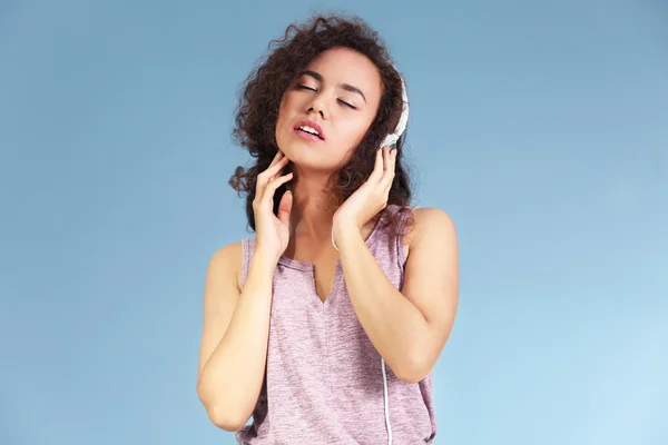 Woman listening to music — Stock Photo, Image