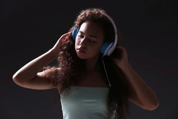 Mujer escuchando música — Foto de Stock