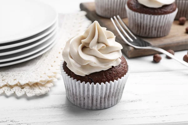 Smakelijke cupcake op tafel — Stockfoto