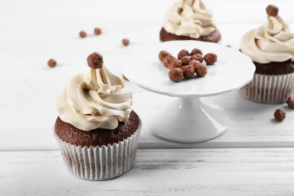Leckere Cupcakes im Hintergrund — Stockfoto
