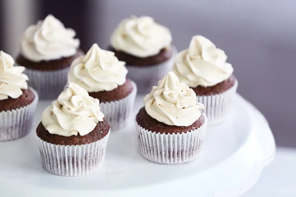 Cupcakes saborosos em stand — Fotografia de Stock