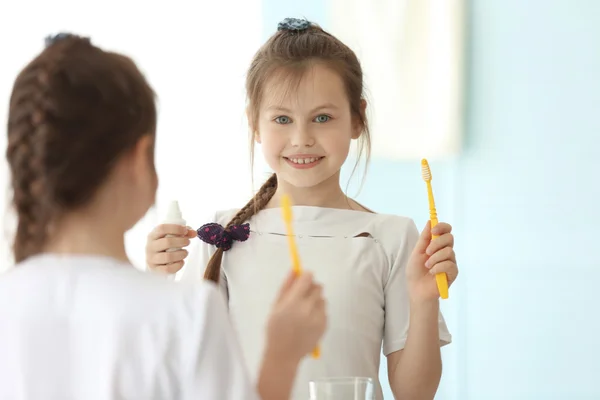 Linda chica con cepillo de dientes — Foto de Stock
