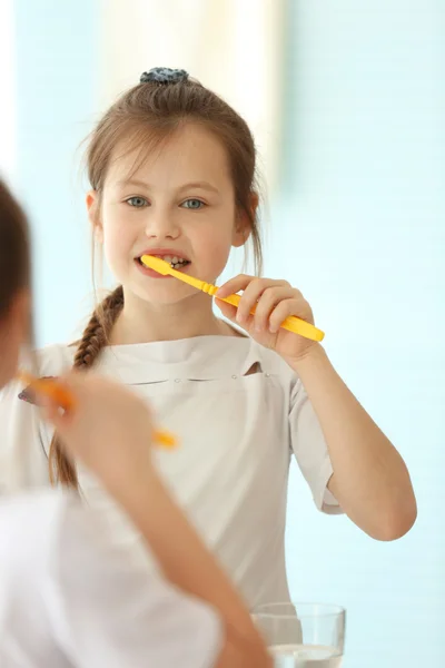 Menina bonito com escova de dentes — Fotografia de Stock