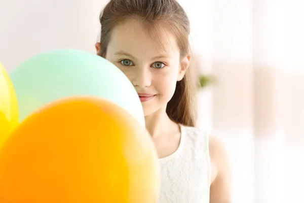 Meisje met kleur ballonnen — Stockfoto