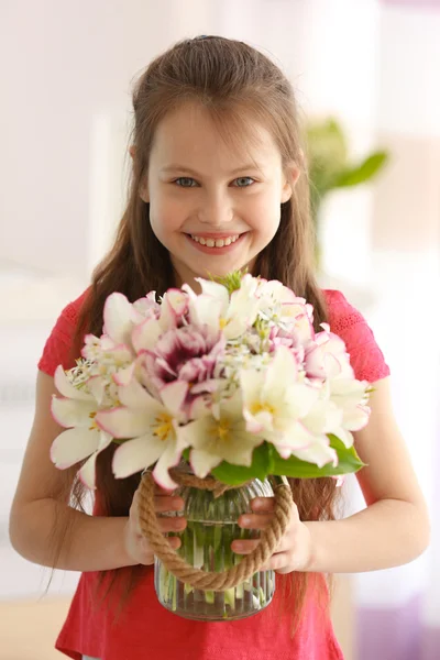 Belle petite fille avec bouquet — Photo