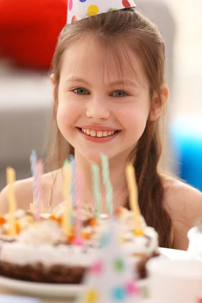 생일 케이크를 들고 있는 여자 — 스톡 사진