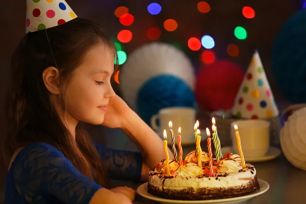 Dívka s narozeninovým dortem — Stock fotografie