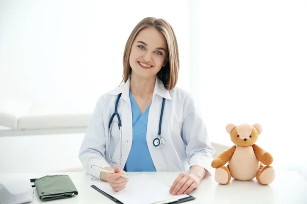 Jovem bela médica feminina — Fotografia de Stock