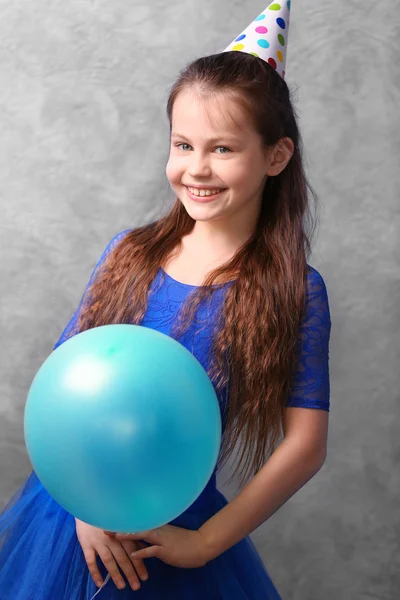 Menina bonito com balão de cor — Fotografia de Stock