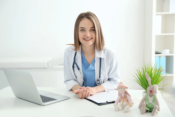 Junge schöne Ärztin — Stockfoto