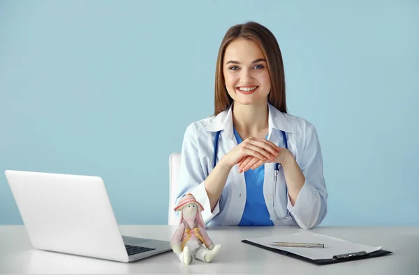 Young beautiful female doctor — Stock Photo, Image