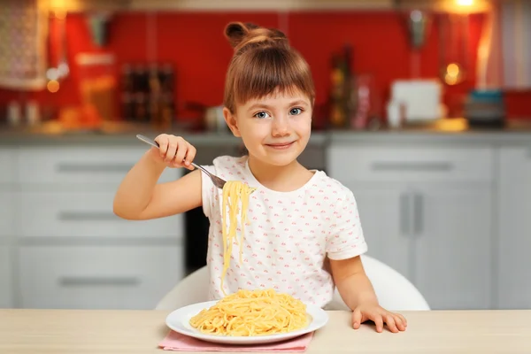 Adorable niña comiendo espaguetis —  Fotos de Stock