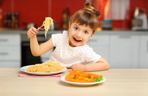 Schattig meisje eten spaghetti — Stockfoto