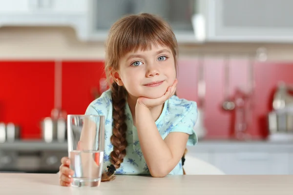 Lány üzem üveg víz — Stock Fotó