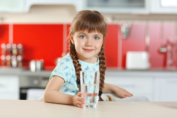 Menina segurando vidro de água — Fotografia de Stock