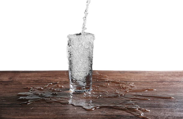 Gieten van water in glas — Stockfoto