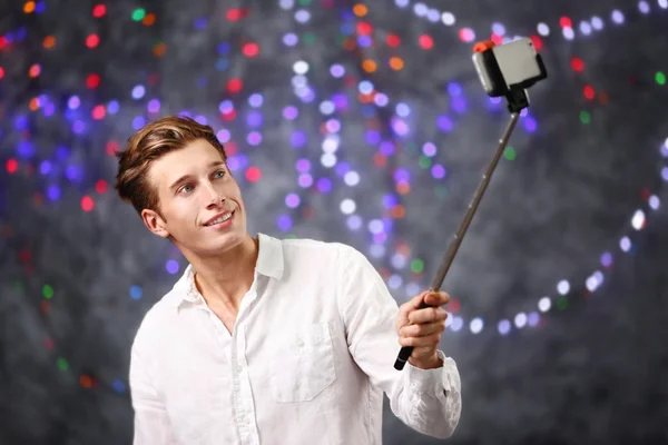 Mladý pohledný muž při selfie — Stock fotografie