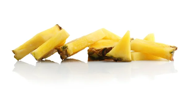 Affettato succoso ananas su bianco — Foto Stock