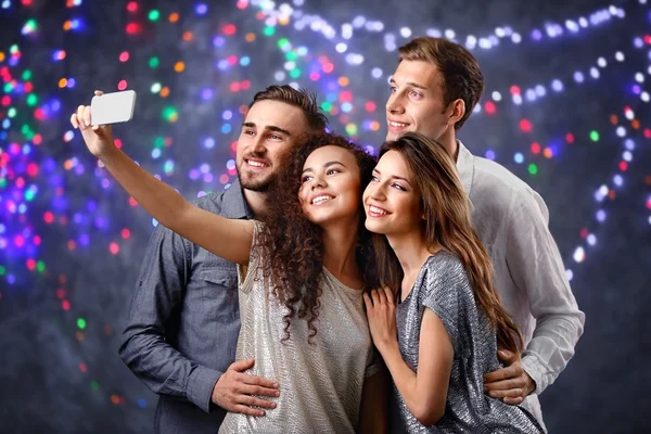 Freunde machen Selfie — Stockfoto