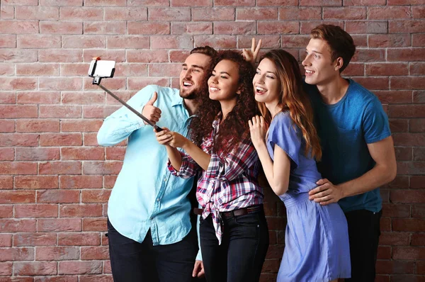 Amici che scattano selfie — Foto Stock