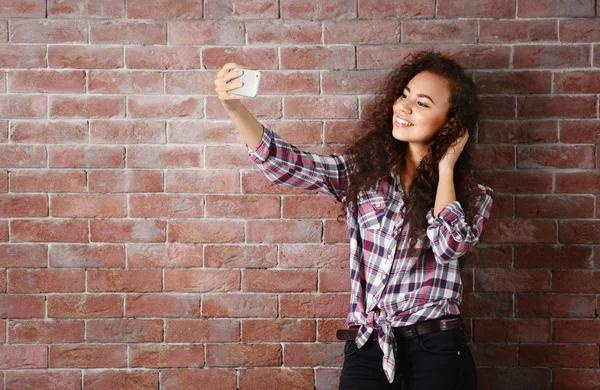 Frau macht Selfie — Stockfoto