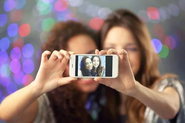 Vrienden nemen selfie — Stockfoto