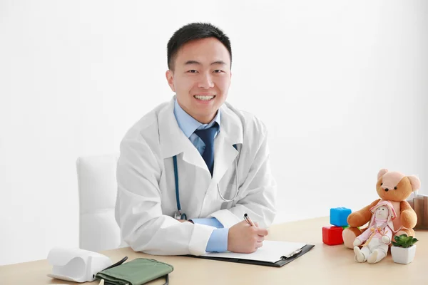 Médico pediatra guapo — Foto de Stock