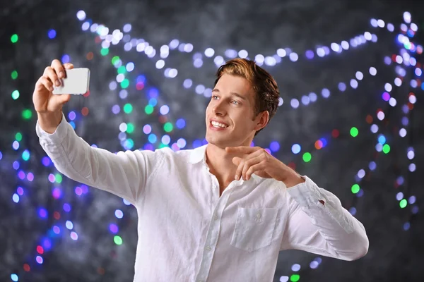 Jovem bonito homem tomando selfie — Fotografia de Stock