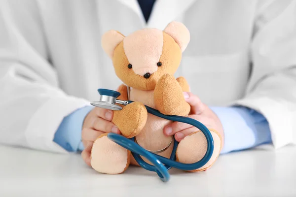 Mannelijke arts met teddy bear — Stockfoto