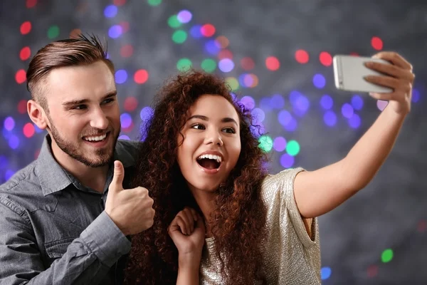 Amigos tomando selfie — Foto de Stock