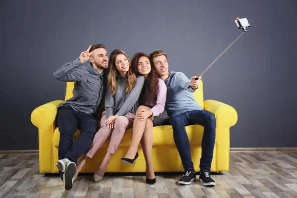 Amigos tomando selfie — Foto de Stock