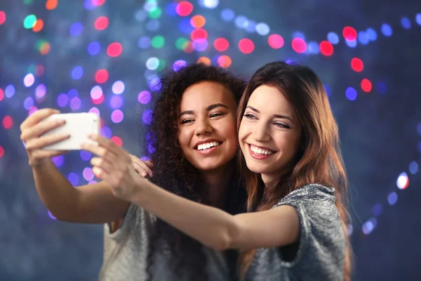 Vrienden nemen selfie — Stockfoto