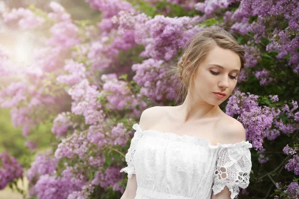 Young beautiful bride — Stock Photo, Image