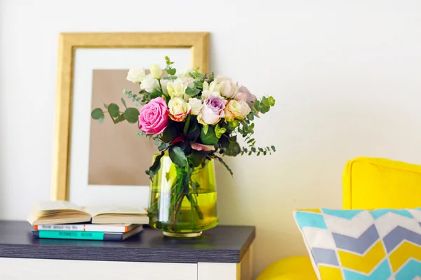Vase aux roses fraîches — Photo
