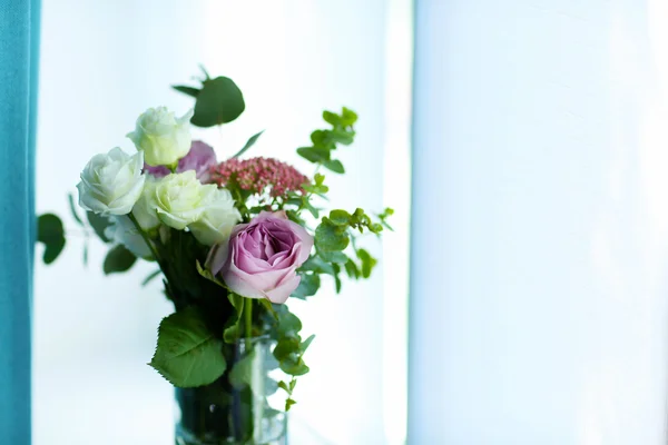 Букет роз в вазе — стоковое фото