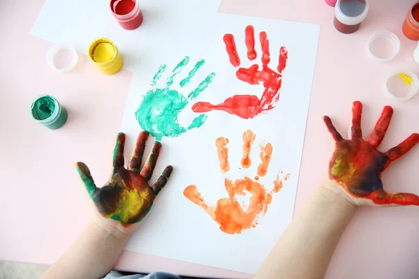 Bambino che fa impronte di mani — Foto Stock