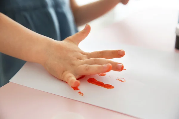 Το παιδί κάνει χέρι εκτύπωσης — Φωτογραφία Αρχείου