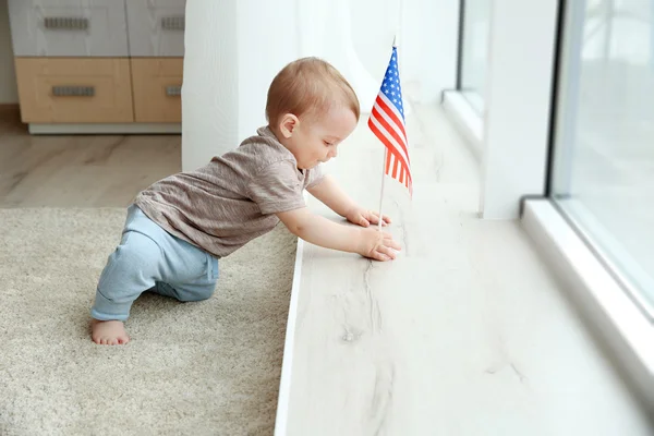 Bebé y bandera americana — Foto de Stock