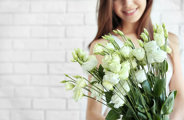 Belle jeune femme tenant bouquet — Photo