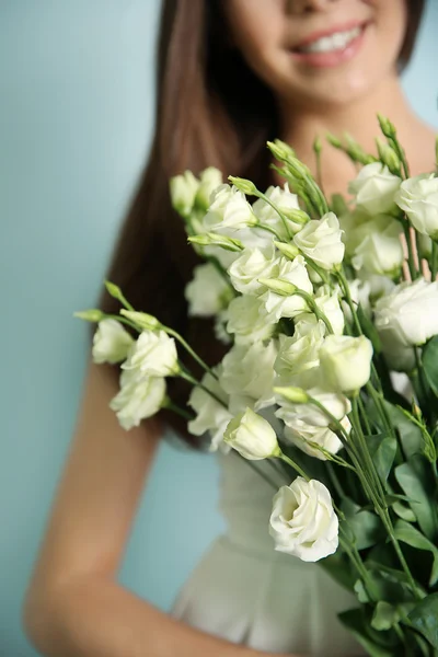 Belle jeune femme tenant bouquet — Photo