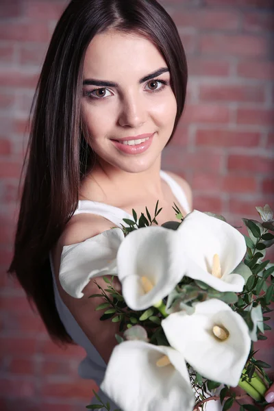 Mulher bonita segurando buquê — Fotografia de Stock