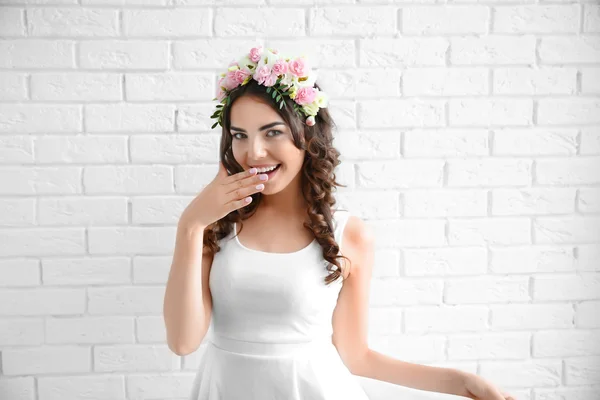 Mulher bonita com flores na cabeça — Fotografia de Stock