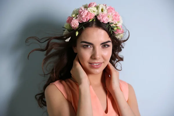 Piękna młoda kobieta z kwiatów na głowie — Zdjęcie stockowe